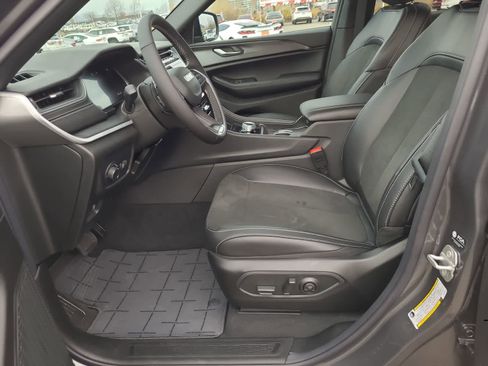 New 2025 Jeep Grand Cherokee Altitude image 19