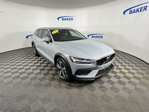 Used 2025 Volvo V60 B5 Cross Country Plus AWD/4WD image 2