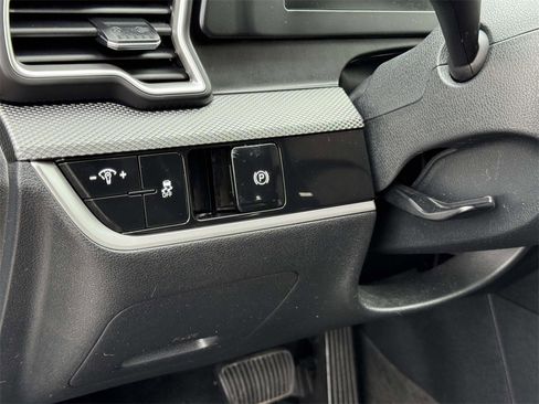 Used 2023 Kia Sportage LX image 9