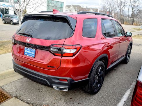 Certified 2025 Honda Pilot Sport image 5