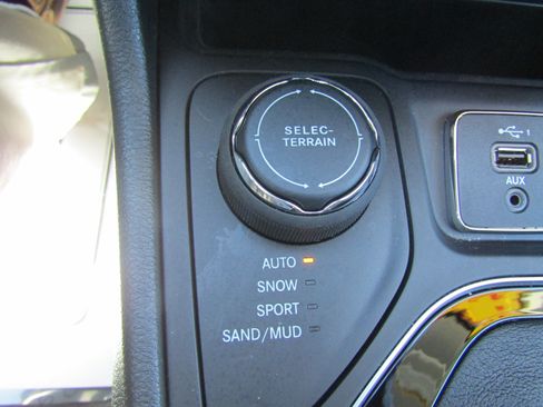 Used 2023 Jeep Cherokee Altitude Lux AWD/4WD image 32