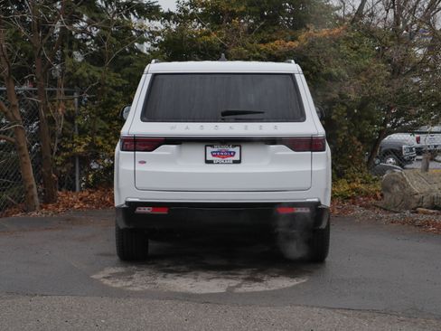 Used 2024 Jeep Wagoneer 4WD image 19