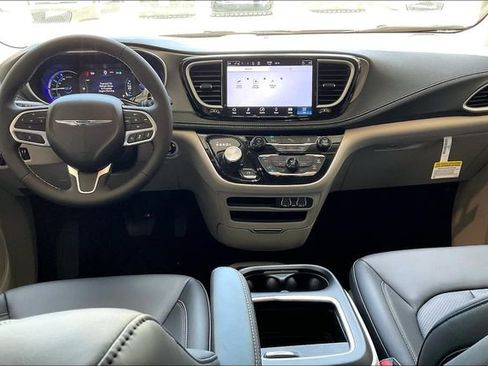 New 2023 Chrysler Pacifica Touring-L image 4