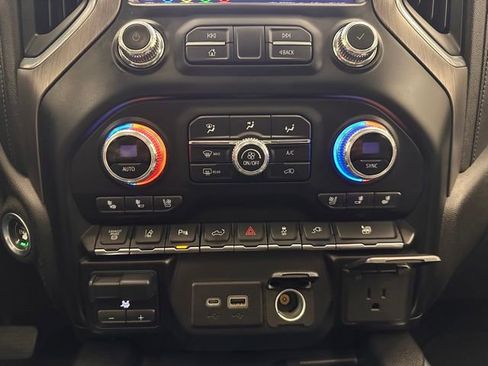 Used 2023 GMC Sierra 3500 Denali w/ Denali Ultimate Package AWD/4WD image 9