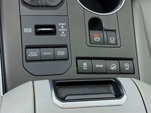 Used 2022 Toyota Highlander XLE image 11