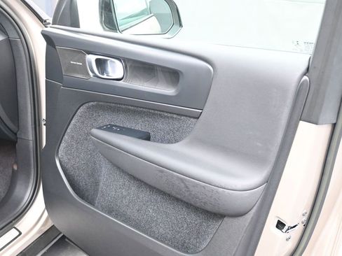 Used 2023 Volvo XC40 Recharge Ultimate image 19