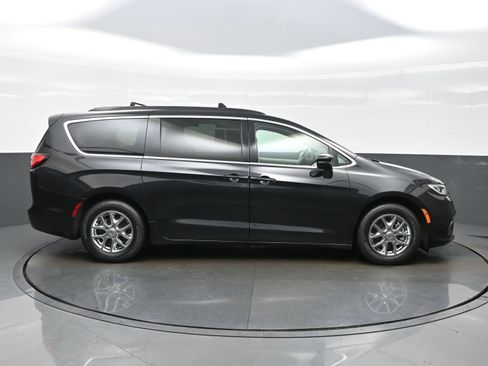 Used 2022 Chrysler Pacifica Touring-L FWD image 10
