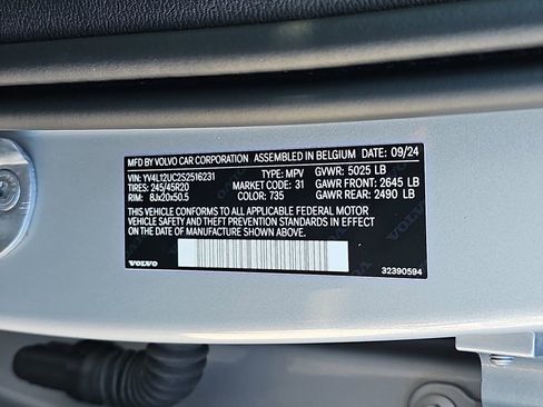 Used 2025 Volvo XC40 B5 Plus image 40