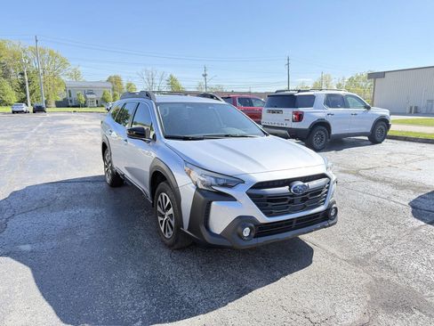 Used 2025 Subaru Outback Premium AWD/4WD image 4