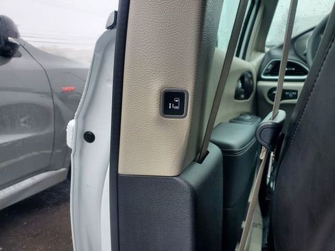 Certified 2024 Chrysler Pacifica Touring-L image 27