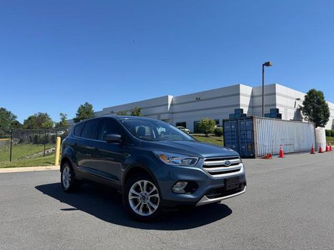 Used 2018 Ford Escape SE w/ SE Sync 3 Package FWD image 2