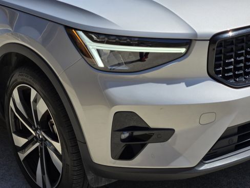 Used 2023 Volvo XC40 B5 Plus image 13