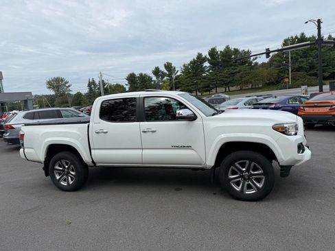 Used 2016 Toyota Tacoma Limited image 2