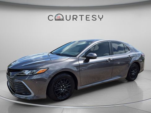 Used 2022 Toyota Camry LE FWD image 1