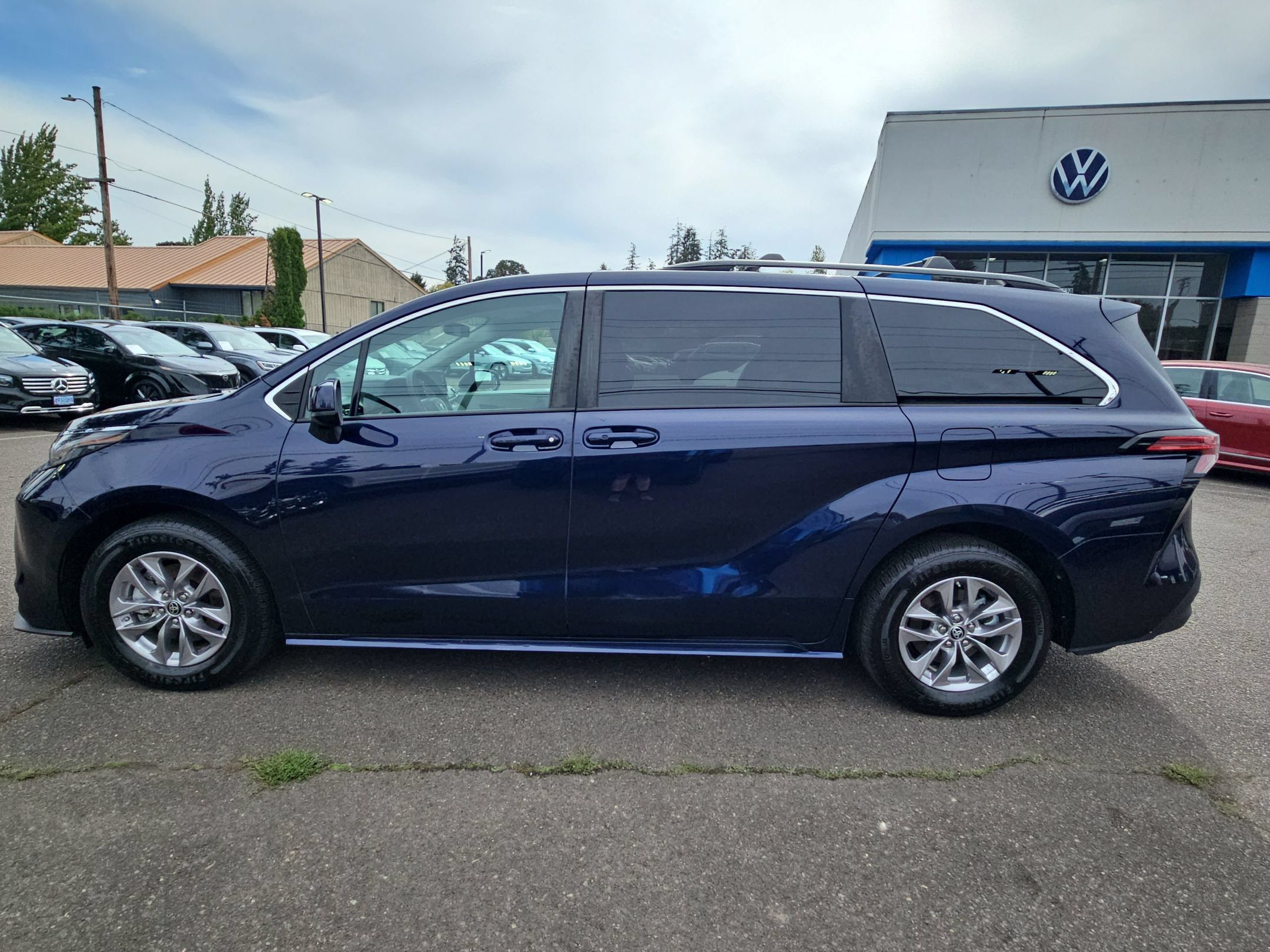 Used 2022 Toyota Sienna LE FWD image 2