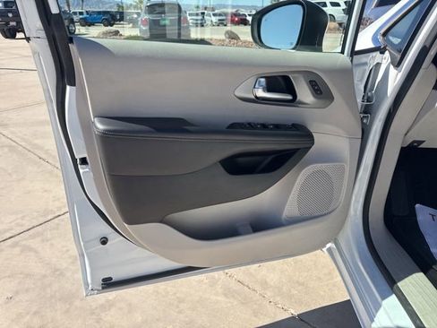 Certified 2023 Chrysler Pacifica Touring-L image 17