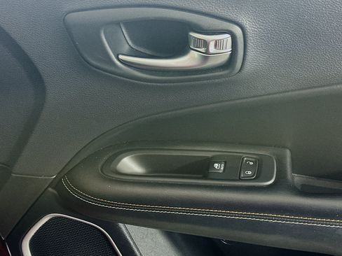 Used 2018 Jeep Compass Latitude FWD image 29