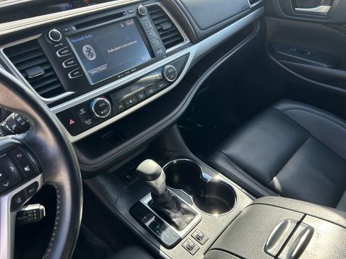 Used 2019 Toyota Highlander XLE AWD/4WD image 19