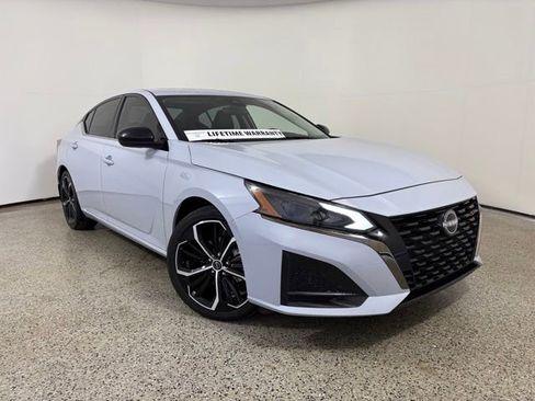 Used 2025 Nissan Altima 2.5 SR FWD image 6