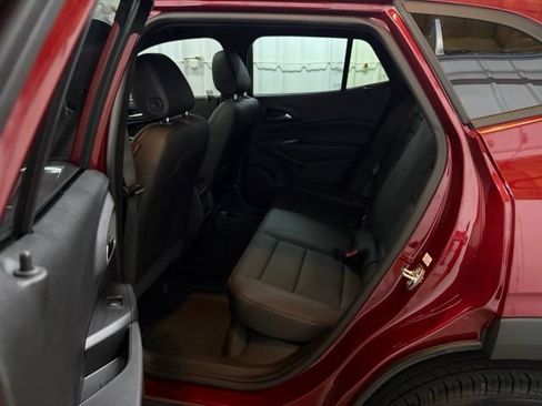 Used 2025 Chevrolet Trax RS w/ Sunroof Package FWD image 17