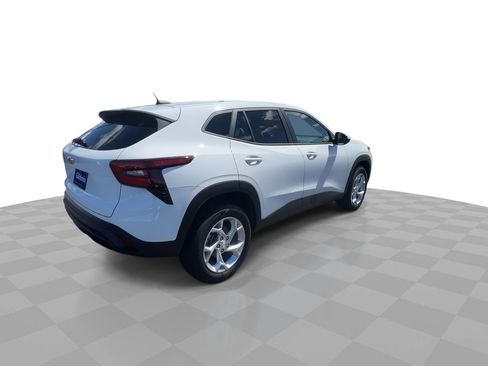 Used 2024 Chevrolet Trax LS w/ LS Convenience Package FWD image 8