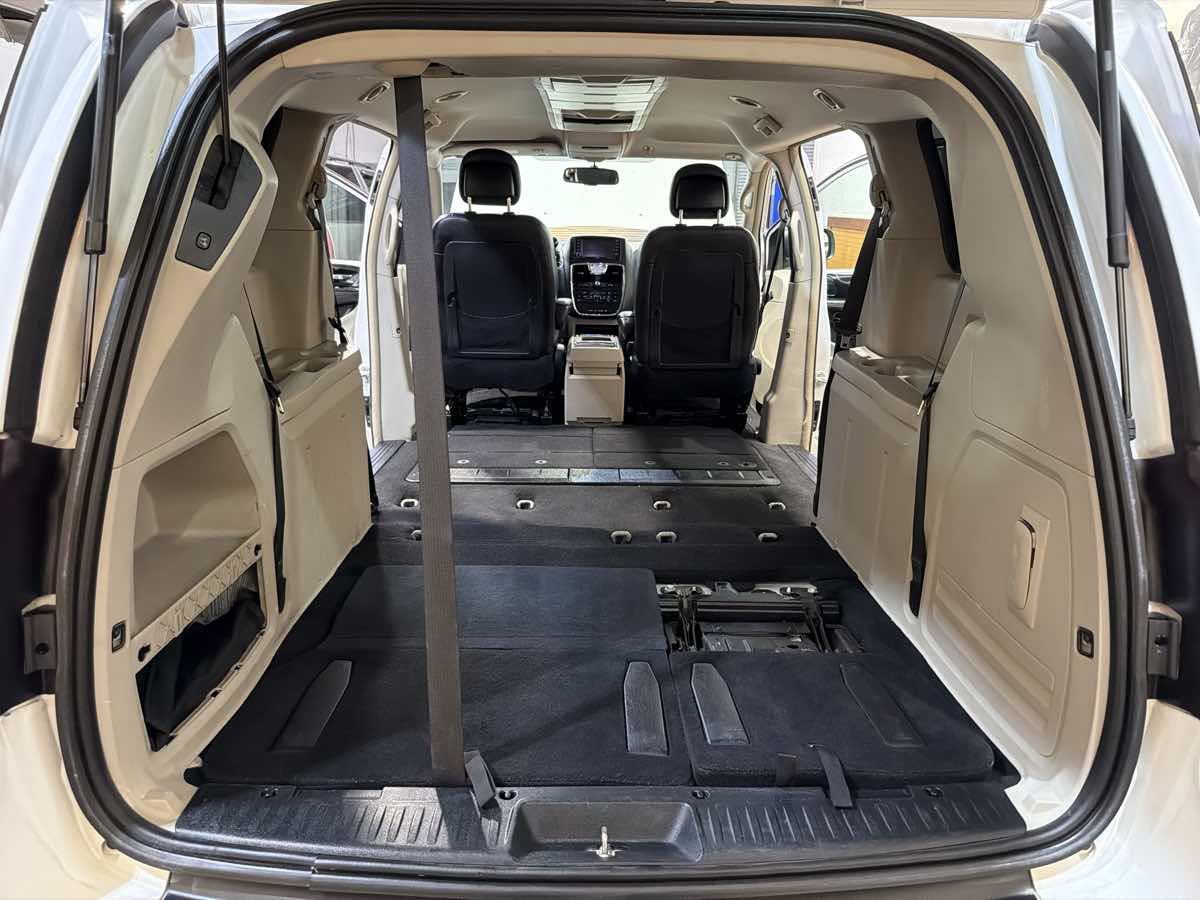 Used 2014 Chrysler Town & Country Touring FWD image 15