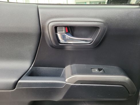 Used 2019 Toyota Tacoma TRD Off-Road w/ Technology Package image 18