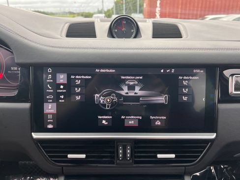 Used 2019 Porsche Cayenne w/ Premium Plus Package AWD/4WD image 28