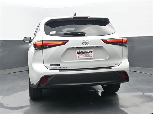 Used 2022 Toyota Highlander LE image 21