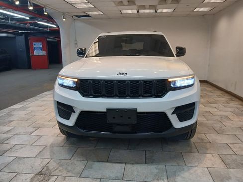 Used 2023 Jeep Grand Cherokee Altitude image 2