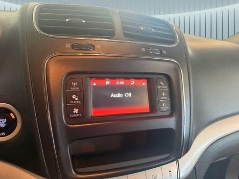 Used 2020 Dodge Journey SE w/ SE Popular Equipment Group FWD image 2