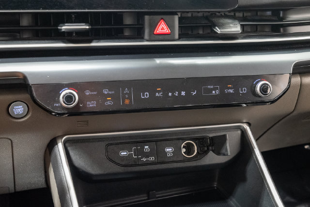 Used 2025 Kia Carnival FWD image 21