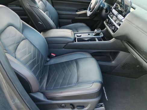 Used 2024 Nissan Pathfinder Platinum image 32