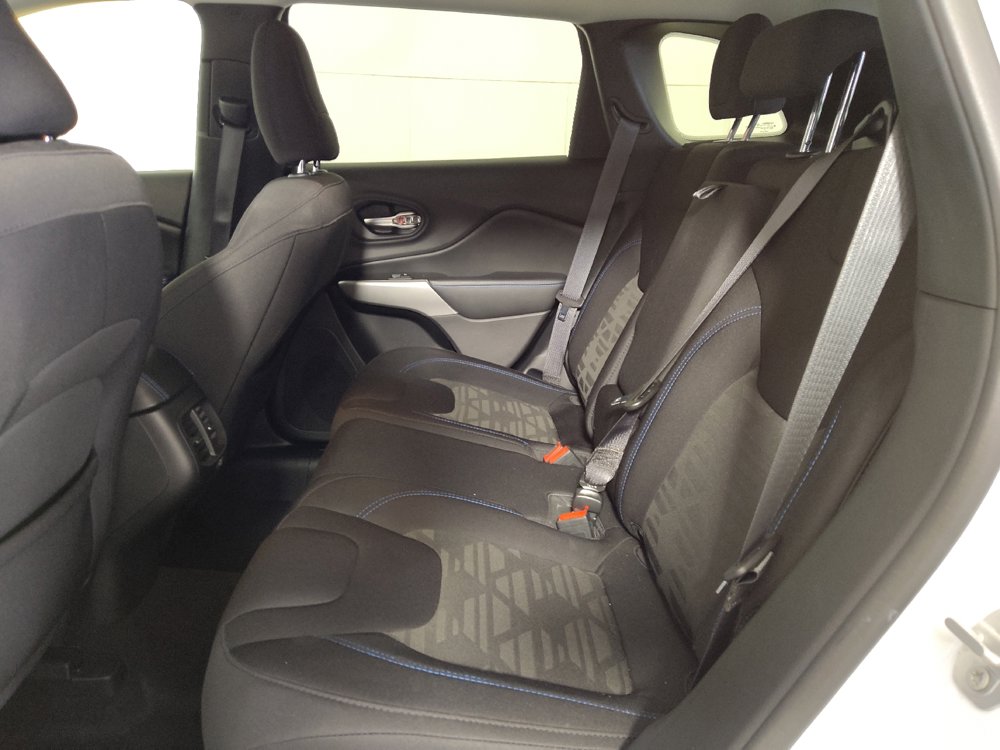 Used 2020 Jeep Cherokee Latitude AWD/4WD image 18
