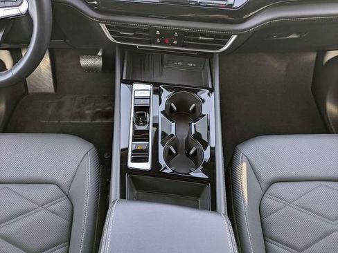 Certified 2025 Volkswagen Atlas Cross Sport SE AWD/4WD image 19
