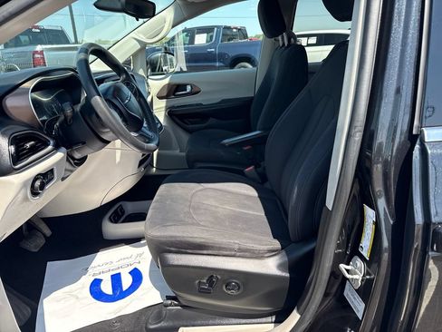 Used 2017 Chrysler Pacifica Touring FWD image 9