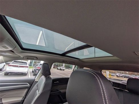 Certified 2022 Volkswagen Atlas SEL R-Line image 22