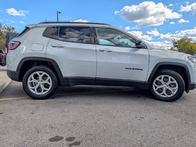 Used 2024 Jeep Compass Latitude AWD/4WD image 4