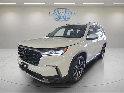 Used 2024 Honda Pilot Touring image 2