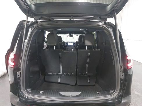 Used 2025 Chrysler Pacifica Select image 13