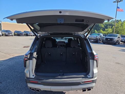 Used 2024 Chevrolet Traverse LT FWD image 24