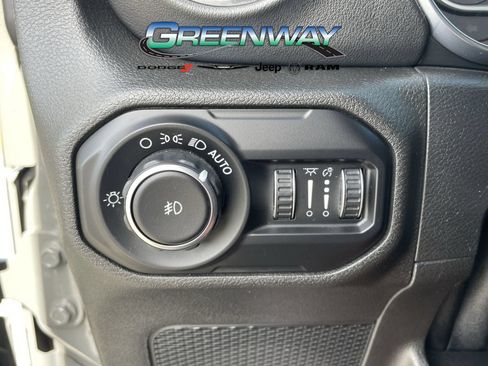 Used 2018 Jeep Wrangler Unlimited Sahara AWD/4WD image 27
