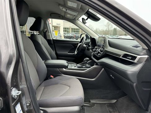 Used 2022 Toyota Highlander LE image 12
