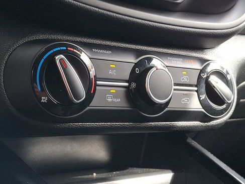 Used 2022 Kia Soul LX image 12