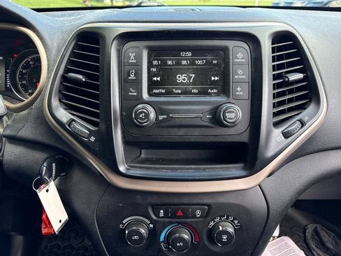 Used 2018 Jeep Cherokee Latitude w/ Altitude Package AWD/4WD image 21