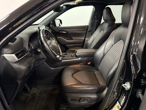 Used 2022 Toyota Highlander XSE AWD/4WD image 9