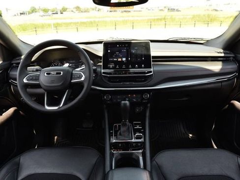 Used 2025 Jeep Compass Trailhawk AWD/4WD image 7