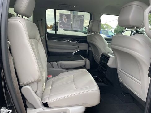 Used 2022 Jeep Wagoneer Series III w/ Flexible Seating Group image 15