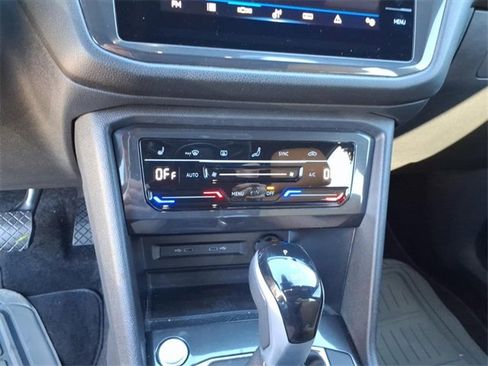 Used 2023 Volkswagen Tiguan SE image 12