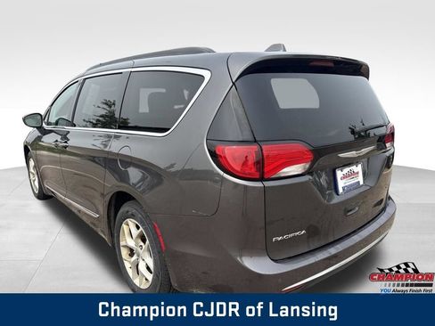 Used 2017 Chrysler Pacifica Touring-L w/ Tire & Wheel Group FWD image 5